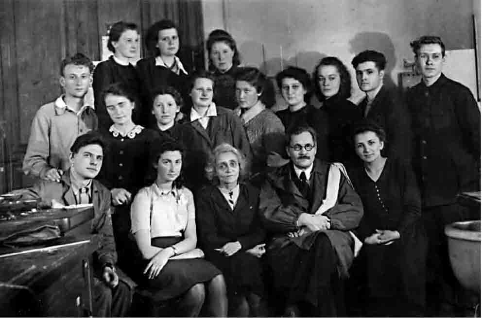 Студенты 2-го курса. Лаборатория 
органической химии МГУ. 1946 г.