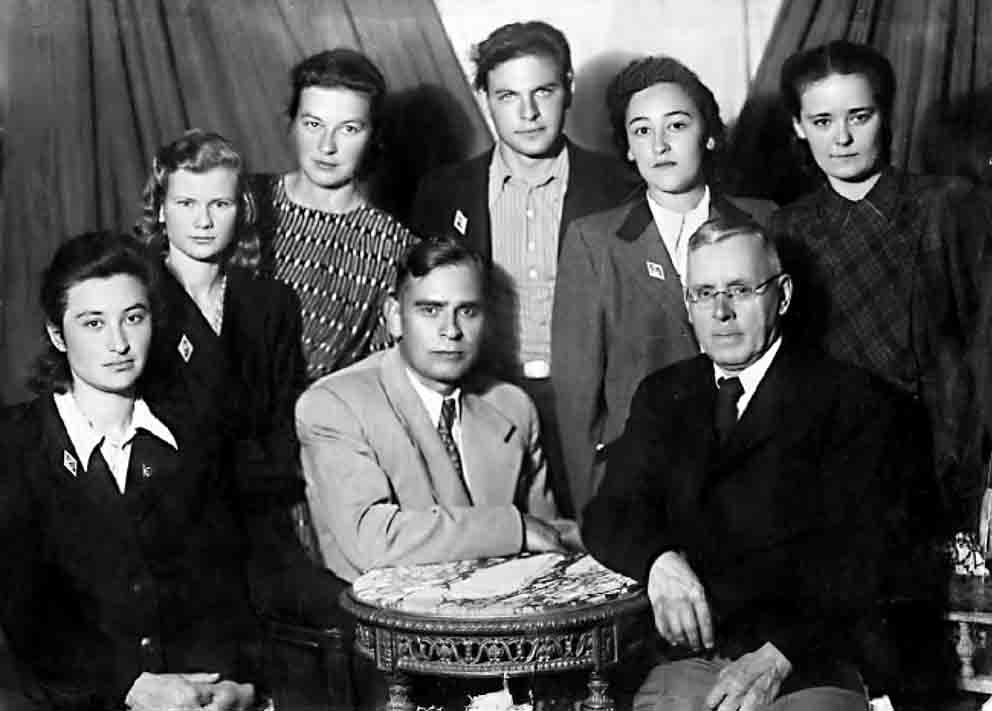 Professor A. N. Belozersky (center) and docent N. I. Proscuryakov (right) with students of plant biochemistry chair. In the center of the second row G. I. Abelev (1950).