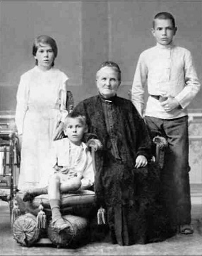Андрюша Белозерский с бабушкой, сестрой Лидой и братом Николаем. Примерно 1909 г.