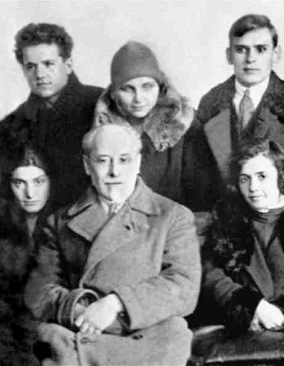 Александр Романович Кизель с сотрудниками и студентами. 1929 или 1930 г. Справа стоит Белозерский