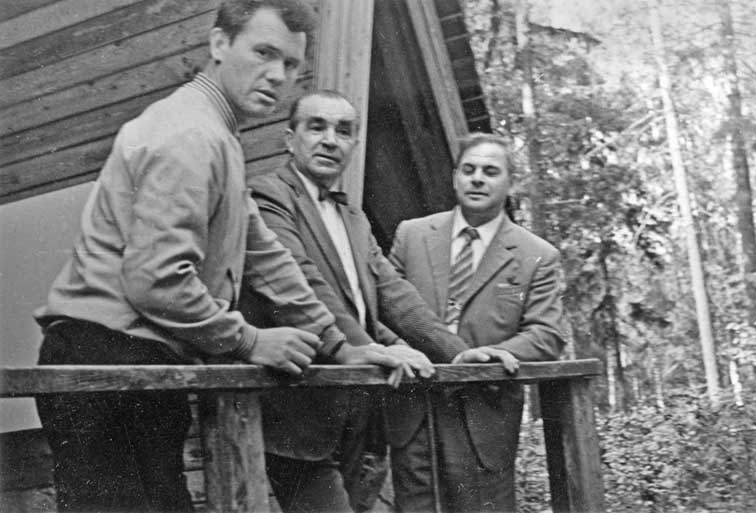 Н.Н. Блохин (в центре), Г.И. Абелев (справа)