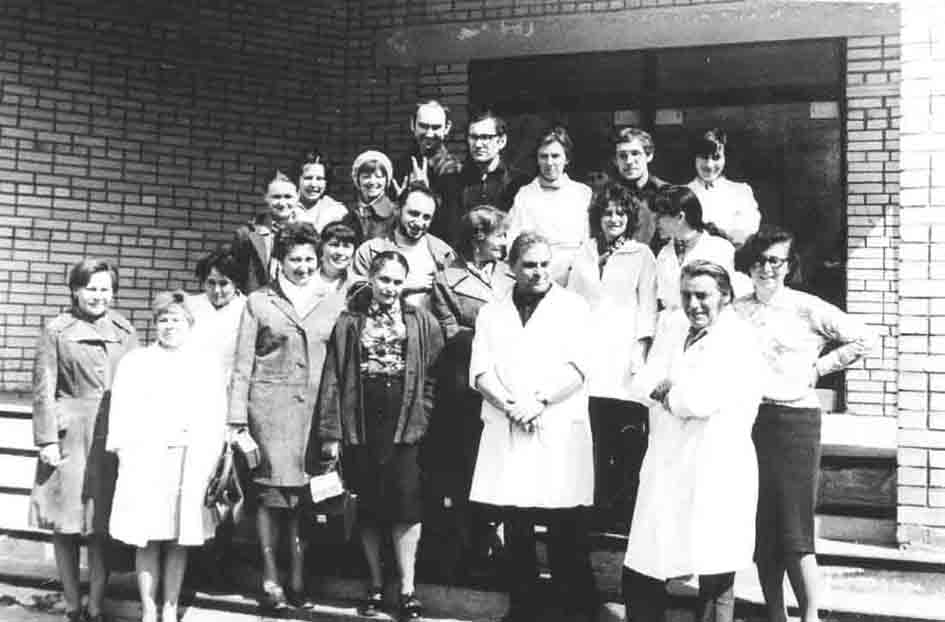 Лето 1977 г. С лабораторией и друзьями перед переездом из Института им. Н.Ф. Гамалеи