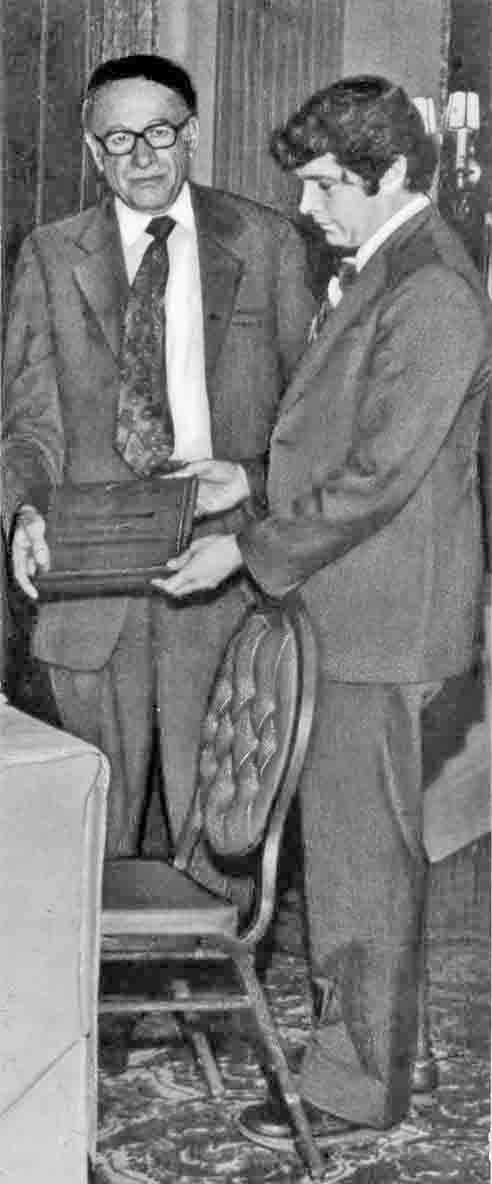 Проф. В. Фишмен и проф. С. Селл вручают отсутствующему Г.И. Абелеву награду Международной группы онко-оретальных белков. Ла Хойя (США), 1976 г.