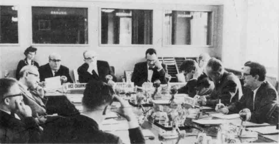 На заседании экспертной группы ВОЗ по иммунологии. Cлева направо: зам. генерального директора ВОЗ О.В. Бароян, Л.А. Зильбер, Г. Гудмэн. Женева, 1964